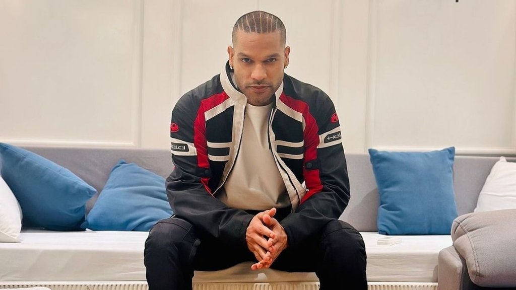 शिखर धवन ने संन्या ले लिया है।