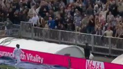 एक हाथ में बियर का गिलास, दूसरे हाथ से लपका कैच; इंग्लैंड-पाकिस्तान मैच में दिखा गजब का नजारा