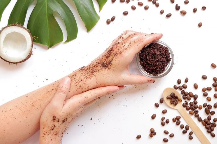 कॉफी स्क्रब (Coffee Scrub): कॉफी स्क्रब को नारियल तेल या जैतून के तेल के साथ मिलाएं। त्वचा पर मालिश करें और गर्म पानी से धो लें। (P.C. Freepik)