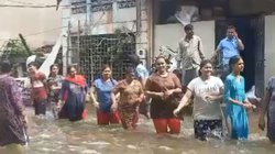 VIDEO: बारिश के पानी से लबालब सड़कें, फिर भी बरकार जोश, गरबे की धुन पर झूम रहे वडोदरा के लोग