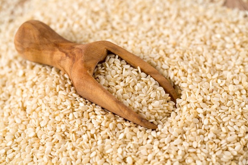 Milk with sesame seeds for weight loss: दूध और तिल दोनों मिलाकर पीने से शरीर के टॉक्सिन्स को कम करने में मदद करता है। ये दोनों मिलाकर पीना पेट का मेटाबोलिक रेट बढ़ाता है, कैलोरी बर्न करने में मदद करता है और वेट लॉस नें मदद मिलती है। (P.C. Freepik)