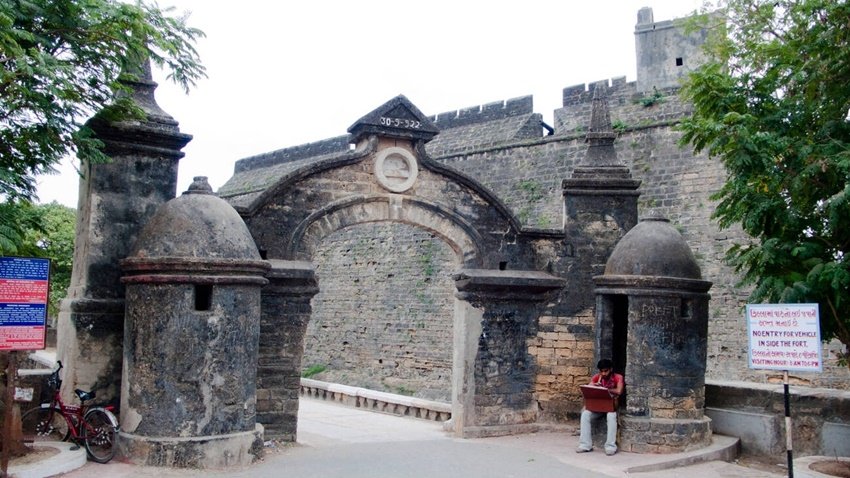दमन और दीव (Daman and Diu): कुछ खूबसूरत लेकिन कम भीड़-भाड़ वाले समुद्र तटों और गुजराती और पुर्तगाली संस्कृतियों के प्रभाव वाली जगह है ये। यहां घूमना आपके मन को खुश कर सकता है। (P.C. ddd.gov.in)