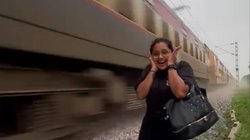 Bhojpuri Adda: चलती ट्रेन के पास जाकर खड़ी हो गईं ‘बड़की बहू छोटकी बहू’ की एक्ट्रेस काजल राघवानी, फैन्स बोले- इतनी बड़ी गलती…