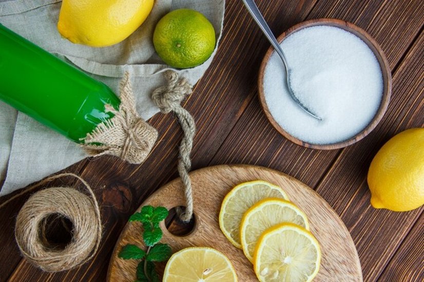 नींबू और नमक का स्क्रब(Lemon and salt scrub): नींबू का रस और नमक बराबर मात्रा में मिलाएं। त्वचा पर मालिश करें और गर्म पानी से धो लें।(P.C. Freepik)