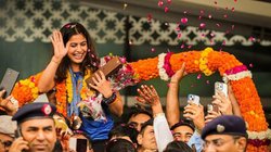 Olympics 2024: पेरिस में इतिहास रचकर कोच के साथ भारत लौटीं मनु भाकर, दिल्ली एयरपोर्ट पर हुआ शानदार स्वागत; देखें VIDEO