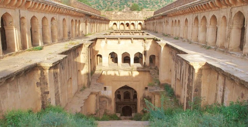 नीमराना, राजस्थान (Neemrana, Rajasthan): दिल्ली से कहीं दूर एक शांत जगह की तलाश में अगर आप हैं तो आप नीमराना किला पैलेस जा सकते हैं। आप यहां के आस-पास के इलाके में घूमकर यहां कि तमाम चीजों का आनंद ले सकते हैं। (P.C. tourism.rajasthan.gov.in)