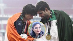 ‘बस सियासत ने माहौल खराब कर रखा है’ गोल्ड जीतने वाले पाकिस्तानी खिलाड़ी की मां ने नीरज चोपड़ा पर लुटाया प्यार तो नेहा सिंह राठौर ने कसा तंज