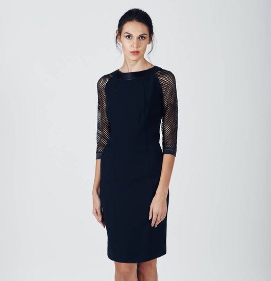 काले रंग का गिफ्टरक्षाबंधन के मौके पर बहन को काले रंग का उपहार नहीं देना चाहिए। धार्मिक मान्यताओं के अनुसार काला रंग किसी के भी जीवन में नकारात्मकता लेकर आता है। ऐसे में रक्षाबंधन के मौके पर बहन को काले रंगे के न तो कपड़े देने चाहिए और न ही कोई उपहार। (freepik)