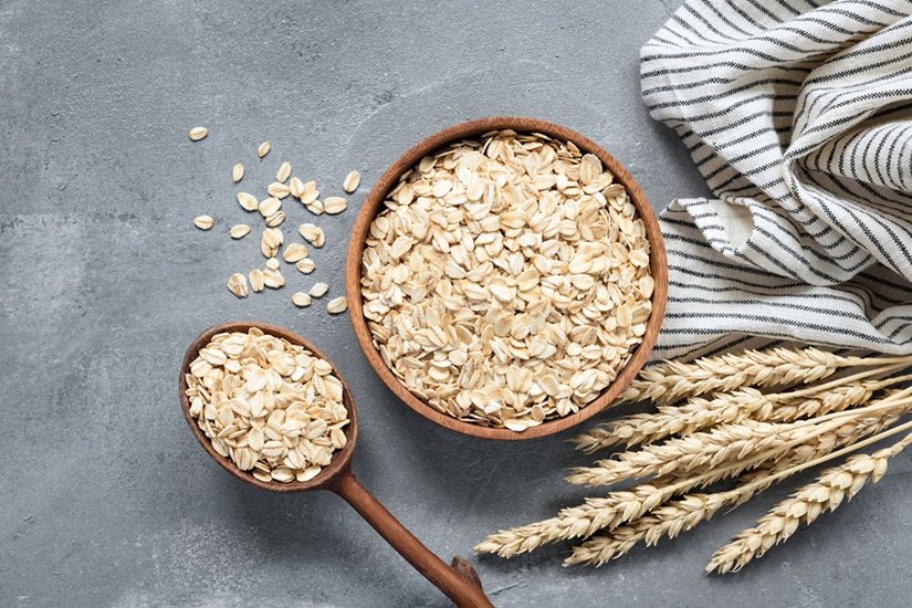 Milk with oats for weight loss: रात में दूध में ओट्स को भिगोकर रख दें और फिर सुबह इसमें शहद मिलाकर खाएं। ये मेटाबोलिज्म को तेज करने और फिर बैली फैट घटाने में मददगार है। इससे वेट लॉस में मदद मिलती है। (P.C. Freepik)