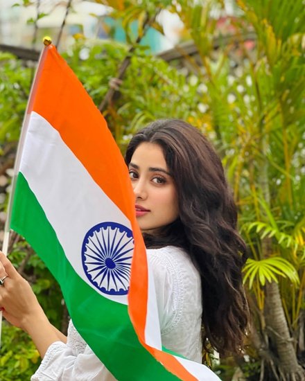 इसके अलावा आप अलग-अलग डिजाइन में कुर्ती भी ट्राई कर सकती हैं। इसमें आप सिर्फ सफेद रंग, हरा रंग या फिर ऑरेंज कलर की भी कुर्ती ले सकते हैं और इसके साथ ऊपर से एक बंडी पहन सकती हैं। (P.C.@janhvikapoor's)