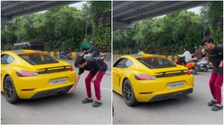 2 करोड़ की गाड़ी से सिगरेट जलाने की कोशिश, लोग बोले- इससे महंगा लाइटर नहीं मिला; देखें वायरल वीडियो