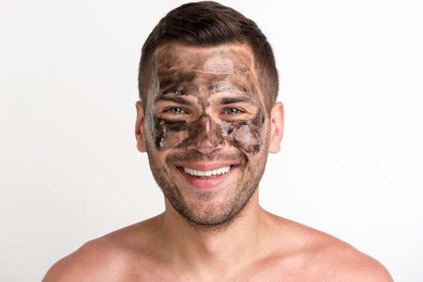 डेड सेल्स क्या होता है (what is dead skin): डेड स्किन, मानव शरीर के रिजनरेशन प्रोसेस का एक प्राकृतिक हिस्सा है। मृत कोशिकाएं अक्सर त्वचा की सबसे बाहरी परत पर खुरदुरे, सूखे या परतदार पैच के रूप में प्रकट होती हैं। जब स्किन में नमी की कमी होती है, तो सेल टर्नओवर दर तेजी से बढ़ सकती है, जिससे अतिरिक्त डेड सेल्स हो सकते हैं जिससे त्वचा अलग से ड्राई नजर आ सकती है। (P.C. Freepik)