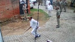 नगर निगम कर्मचारियों के पीछे राइफल लेकर भागे सपा नेता, लड़े थे लोकसभा चुनाव, सिर्फ चार हजार वोटों से हारे