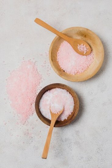 चीनी स्क्रब (Sugar Scrub): 2 बड़े चम्मच चीनी में 1 बड़ा चम्मच जैतून का तेल मिलाएं और त्वचा पर धीरे से मालिश करें। गरम पानी से धो लें। इससे स्किन की बनावट बेहतर होती है। (P.C. Freepik)