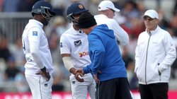 मार्क वुड की रफ्तार का शिकार हुए दिनेश चांदीमल, बाउंसर पर हुए घायल; पहुंचे अस्पताल