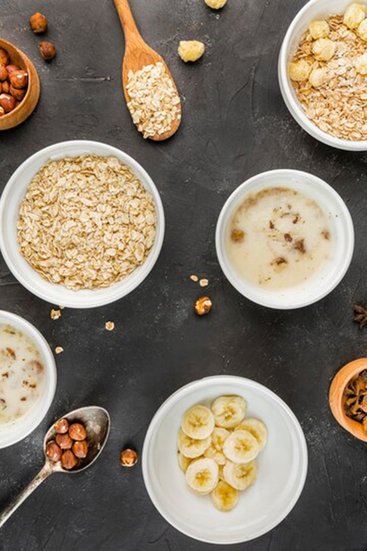 खीरे और दही का मास्क (Cucumber and Yogurt Mask): खीरे को कद्दूकस कर लें और उसमें 1 बड़ा चम्मच दही मिलाएं। त्वचा पर लगाएं और 15-20 मिनट के बाद गर्म पानी से धो लें। (P.C. Freepik)