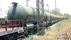 पेट्रोल ले जा रही मालगाड़ी के डिब्बे पटरी से उतरे, इन ट्रेनों के बदले गए रूट