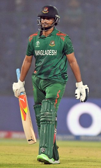 Shakib Al Hasan: बांग्लादेश के ऑलराउंडर शाकिब अल हसन का जन्म जेसोर के मगुरा में 24 मार्च 1987 को हुआ था। वह अब तक 69 टेस्ट, 247 वनडे और 129 टी20 इंटरनेशनल मैच खेल चुके हैं। इसमें उनके क्रमशः 4543, 7570 और 2551 इंटरनेशनल रन हैं। उनके नाम टेस्ट में 5 और वनडे में 9 शतक भी हैं। वह टेस्ट में अब तक 242, वनडे में 317 और टी20 इंटरनेशनल में 149 विकेट ले चुके हैं।