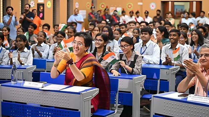 दिल्ली की नई सीएम आतिशी सिंपल और प्यारी सी नजर आती है। उनका पूरा लुक उन्हें फॉर्मल राजनेता वाला खूबसूरत रूप देता है। कॉटन की साड़ी और फुल स्लीव ब्लाउज में ऊपर से लेकर नीचे तक अनुशासित और खूबसूरत नजर आती हैं। (P.C. Insta/ atishi.aap)