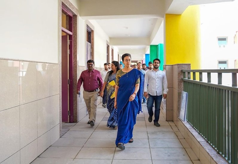 हर मौके पर वो अलग-अलग तरह की साड़ियों में नजर आती हैं। कॉटन में कभी प्लेन साड़ी तो एक चौड़ी बॉर्डर वाली साड़ी उनपर काफी फबती है। इसके अलावा उनका बॉय कट हेयर अलग ही रूप देता है। (P.C. Insta/ atishi.aap)