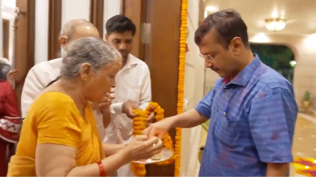 Arvind Kejriwal, Arvind kejriwal family, arvind kejriwal wife video Arvind Kejriwal, Arvind kejriwal family, arvind kejriwal wife video