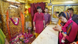 Atishi visits Hanuman temple