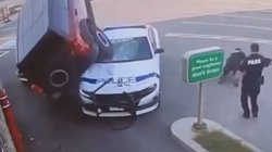 चोरी की कार से मचाया उत्पात, क्रूजर से कुचली पुलिस की गाड़ी, देखें भारतीय मूल के शख्स की कनाडा में शर्मनाक हरकत