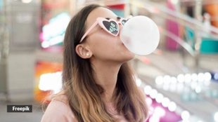 chewing gum benefits । oral health । sugar-free gum । chewing gum risks