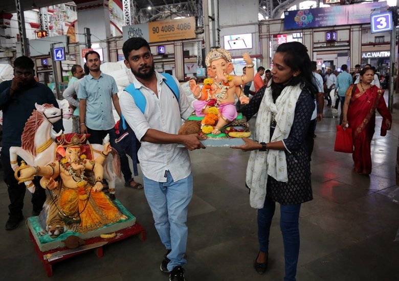 Ganesh idol installation Mumbai