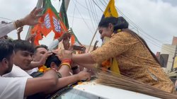 Haryana Chunav: जब गाड़ी से उतरकर बीजेपी प्रत्याशी ने ले लिया AAP कैंडिडेट का आशीर्वाद, खुशी में उछलने लगे समर्थक