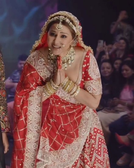Hina Khan red lehenga