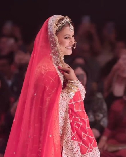 Hina Khan wedding outfit