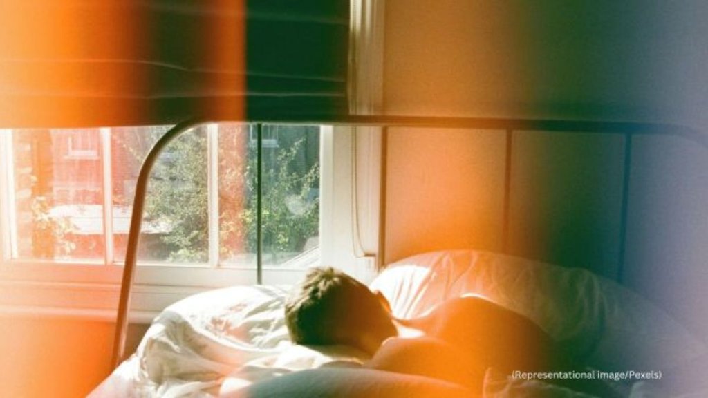 sleeping hours, sleep cycle, japan man sleeping cycle