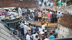 Meerut Building Collapse: एक पिलर पर टिकी थी बिल्डिंग, हादसे में 10 लोगों की मौत, तस्वीरों में देखिए खौफनाक मंजर