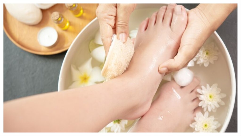 Pedicure at home with home ingredients Pedicure at home with home ingredients