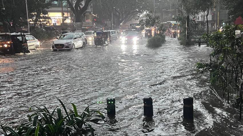 Heavy rain in Mumbai flooding on roads
