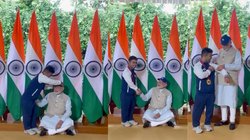 Navdeep Singh: गोल्ड मेडल जीतने वाले एथलीट नवदीप सिंह के सामने जमीन पर बैठ गए पीएम मोदी, कहा- पहना दो कैप