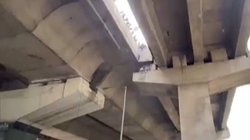 कार की टक्कर से लड़की फ्लाईओवर के ऐसे हिस्से में फंसी, जहां से निकालने में छूट गए पसीने; देखें वीडियो