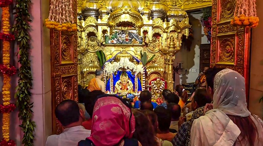 Devotees worshipping Ganesh