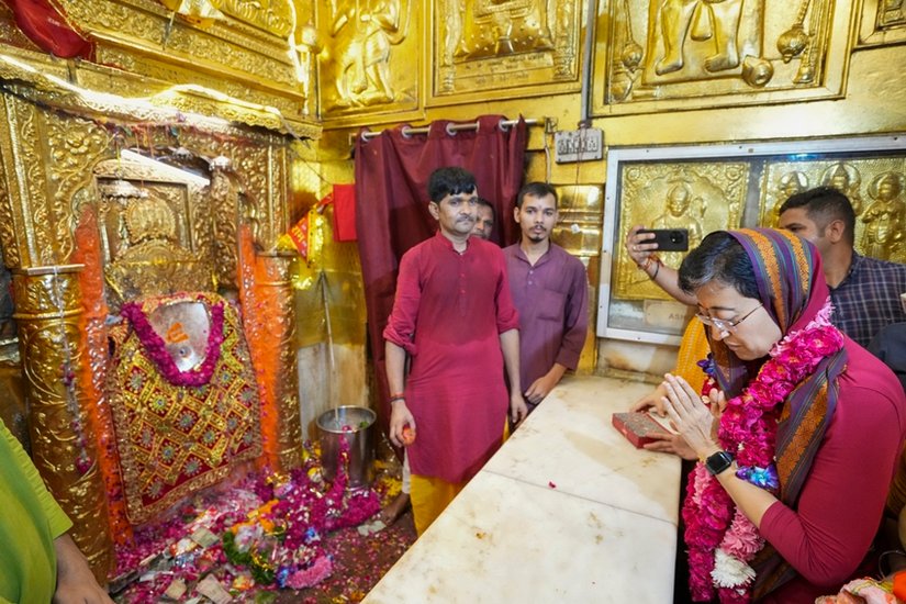Atishi visits Hanuman temple