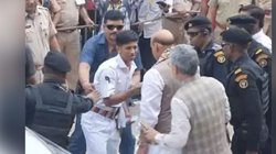 ‘मेरी मां गांव में अकेले रहती हैं’, राजनाथ सिंह के पास पहुंचा छात्र तो गार्ड ने धकेला, मंत्री ने अपने पास बुलाया और… Video Viral