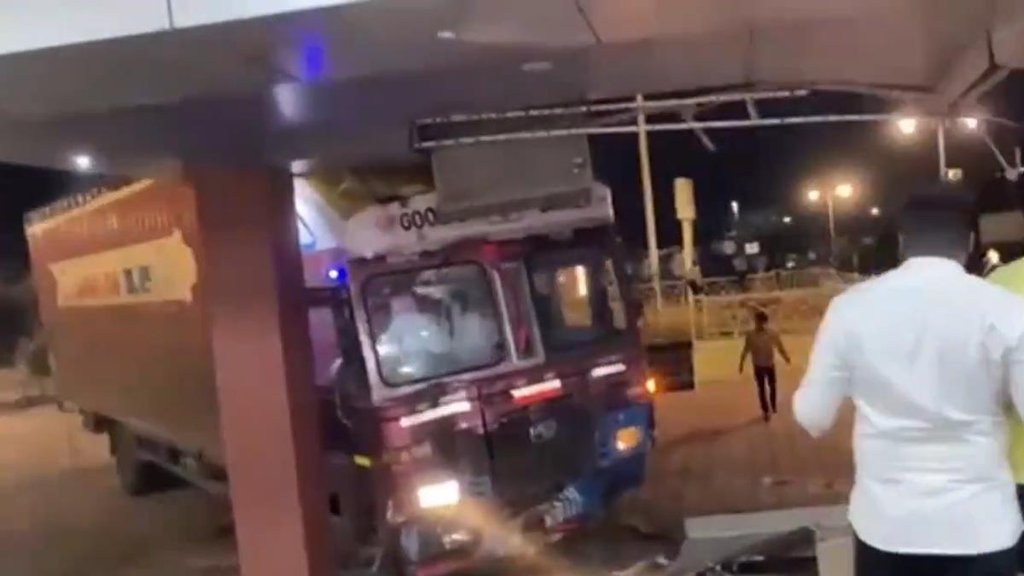 Truck Drive, Pune video, Hotel video viral