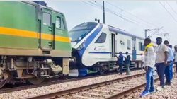Vande Bharat Express: बीच रास्ते खराब हुई वंदे भारत एक्सप्रेस, फिर पुराना इंजन आया और खींच ले गया