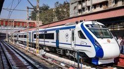 Vande Bharat Express: वंदे भारत को हरी झंडी दिखाने के लिए हुई धक्का-मुक्की, बाल-बाल बचीं ट्रेन के आगे ट्रैक पर गिरीं BJP विधायक
