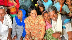 नेताओं से बात कर रहीं थीं विनेश, तभी स्कूटर पर आए तीन युवक और लगा दी बुजुर्ग रिश्तेदार को ‘चपत’, पुलिस ने दर्ज की FIR