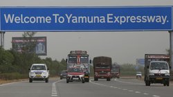 Yamuna Expressway Toll Charges: महंगाई का एक और झटका! अब यमुना एक्सप्रेस-वे पर बढ़ गया टोल