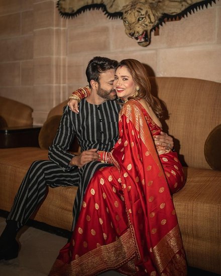 अंकिता की एक रेड साड़ी भी करवा चौथ के लिए परफेक्ट रहेगी। आप इसे ट्रेडिशनल लुक के लिए ट्राई कर सकती हैं। (P.C. instagram.com/lokhandeankita/)