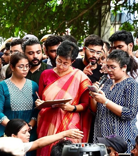 दिल्ली की नई सीएम आतिशी चौड़े प्लेट्ल में उल्टा पल्ला साड़ी पहनती हैं और ये इस पूरे लुक को कॉन्फिडेंट तरीके से कंप्लीट करती हैं। (P.C. Insta/ atishi.aap)