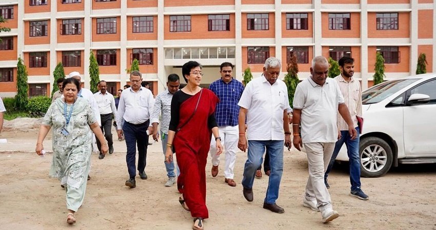 सीएम आतिशी देश के अलग-अलग हिस्से के हथकरघे वाली हैंडलूम साड़ी पहनती हैं। हर साड़ी का काम अनोखा होता है। (P.C. Insta/ atishi.aap)