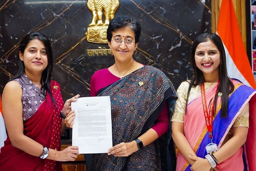 अतिशी किसी मौके पर बिलकुल चौड़े पट्टी वाली साड़ी पहनकर पहंचती हैं तो कभी बिलकुल प्लेन एक रंग की साड़ी। जैसा कि आप इस साड़ी में देख सकते हैं। (P.C. Insta/ atishi.aap)